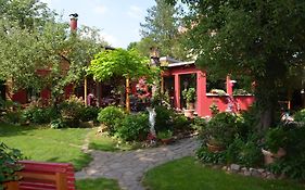 Rotes Kreativ-Ferienhaus